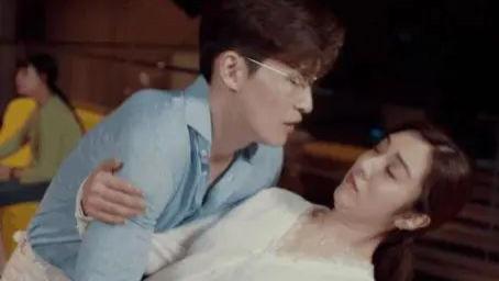 张翰|新剧评分2.4！张翰扯内衣带，登顶热搜！