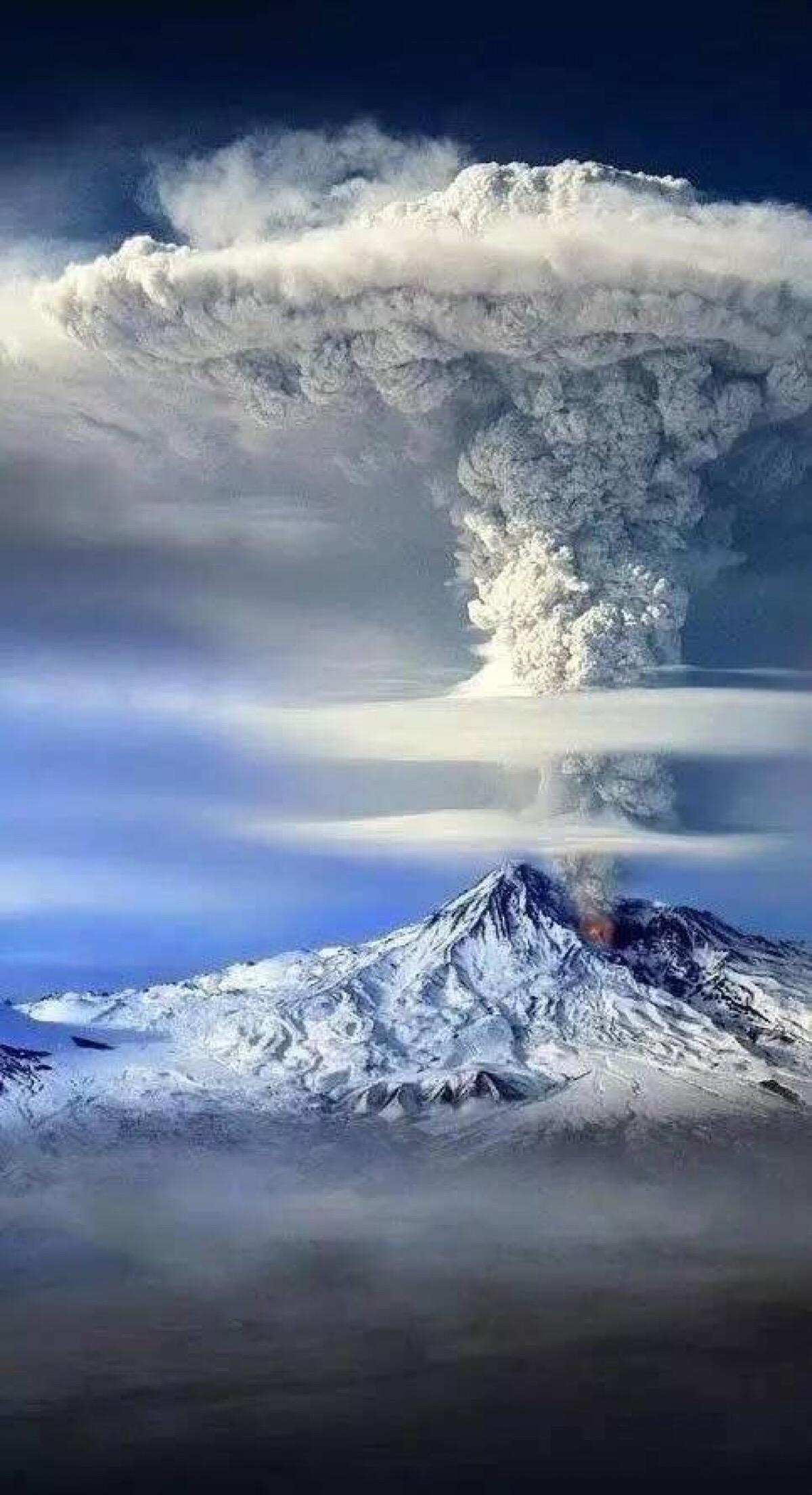 如果把一座冰山扔进火山里,能阻止火山爆发吗?