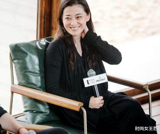 梅婷|梅婷跟海报合影笑的像个孩子！没有整容很漂亮，在街头大方摆拍！