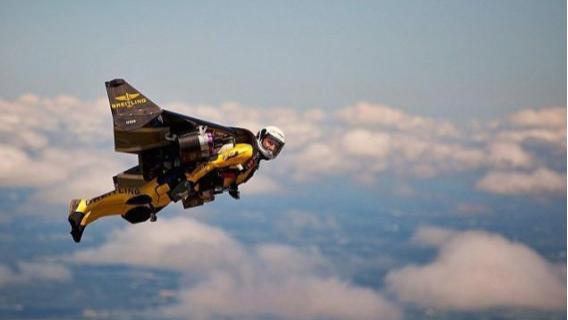 为什么用手很难打到苍蝇，用苍蝇拍却很容易？