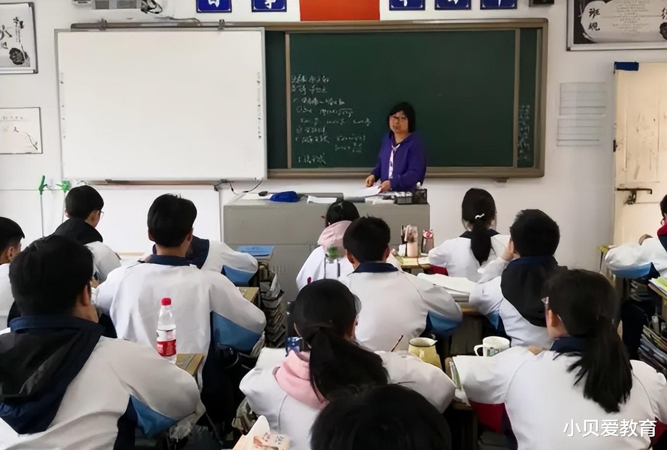 “影响下一代”,女生穿汉服上街遭大爷质问,家长的回怼让其无语