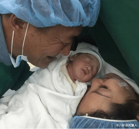 王刚|相差50岁以上的明星父子，张纪中3婚4子69岁当爹，王刚老当益壮