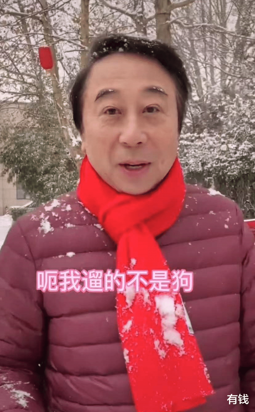 小泡芙|64岁冯巩大雪天遛狗，首度回应不加盟央视春晚，将在仨地方台亮相
