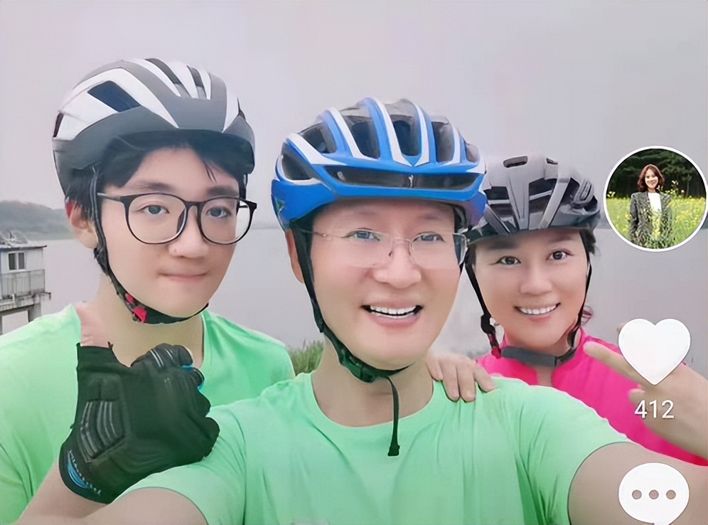 高秀敏|高秀敏独女聚会罕谈妈!喝廉价酒水声音哽咽,戴金表鸽子蛋显发福