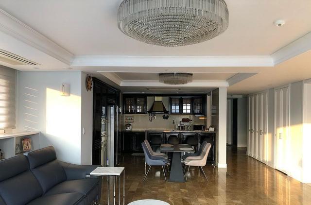 200大平层,得亏是顶楼,客餐厅装成暗黑系,显得又酷又高级!