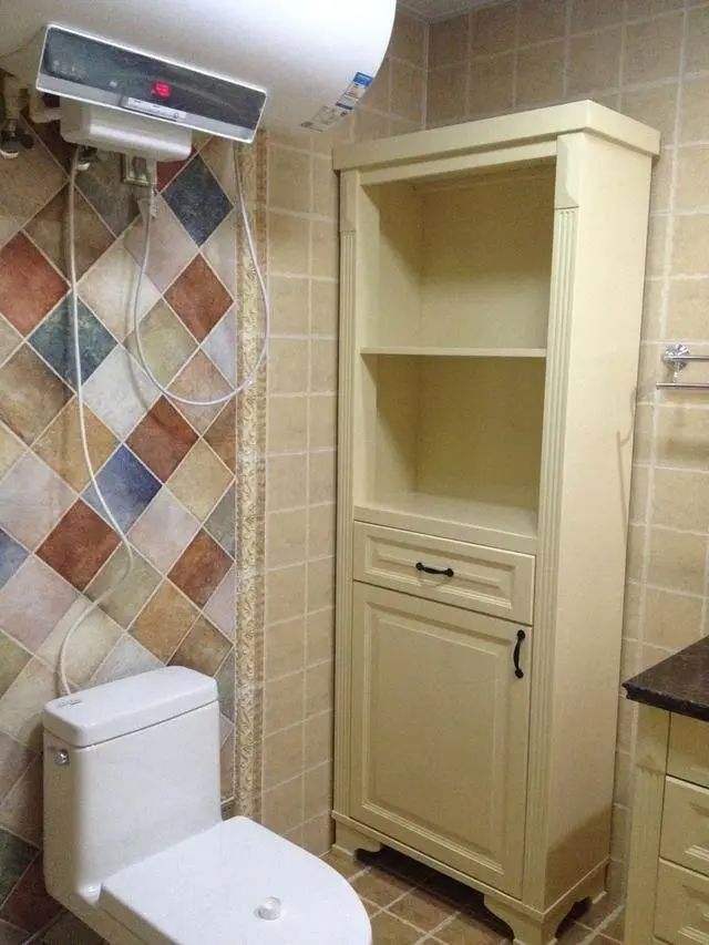 朋友新家装好，家具还没搬就很漂亮，头一次见餐厅隔断这么做的