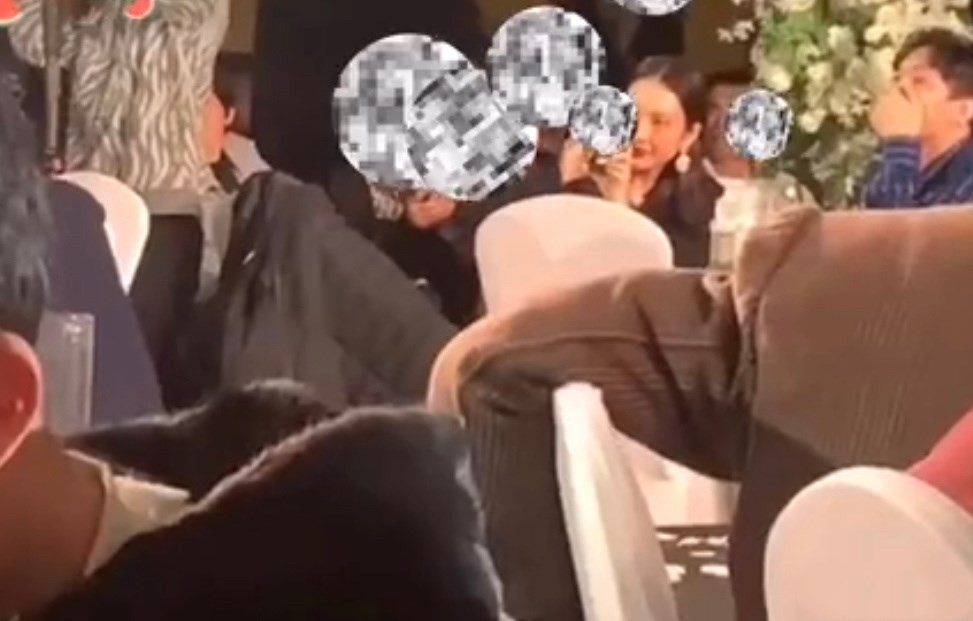 王鸥姐弟恋爆实锤！和德云社何九华搂肩进酒店，曾同参加妹妹婚礼