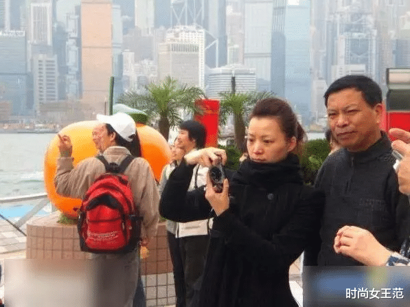 董卿 董卿私下很平凡!开会直接素颜也不化妆,戴眼镜书卷气还挺浓的!
