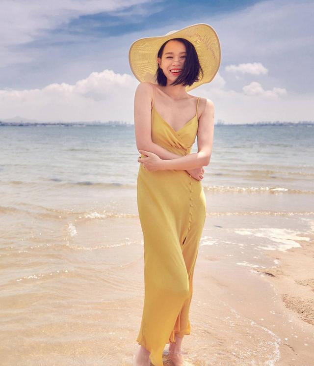 张艺谋|42岁胡杏儿海边美照曝光！老公一人带仨娃，支持老婆工作不遗余力