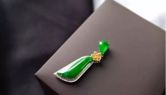 翡翠|翡翠镶嵌为什么用18k金和钻石?