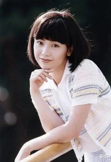 邓萃雯|因「不伦恋」被全港封杀，流氓大亨为她当街下跪：第一恶女终于回来了！