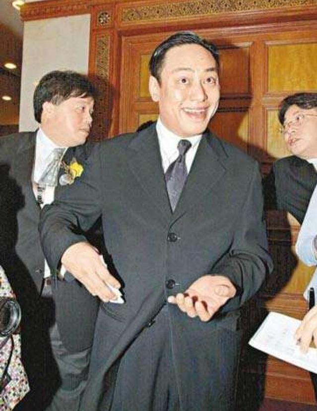 袁咏仪|“港姐冠军”袁咏仪：放成龙鸽子，骂王晶肥佬，为男友与闺蜜绝交