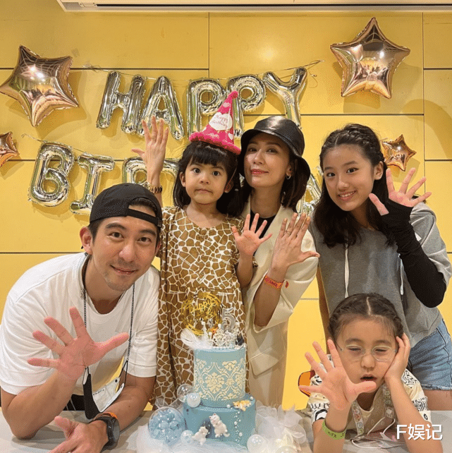 波妞|贾静雯修杰楷一家人为小女儿庆生拍全家福 5岁波妞自拍表情丰富