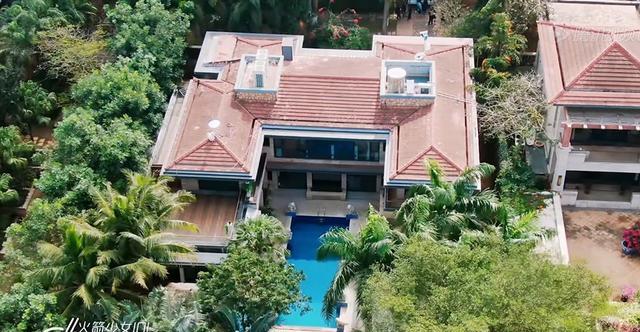 “海南富婆”吴宣仪,北京的家连衣柜都没有,跟海南别墅差距太大