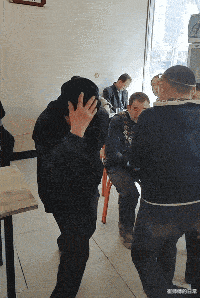 发型|“毕业照老师坐的这个位置，发型浑然天成啊！”笑岔气了！