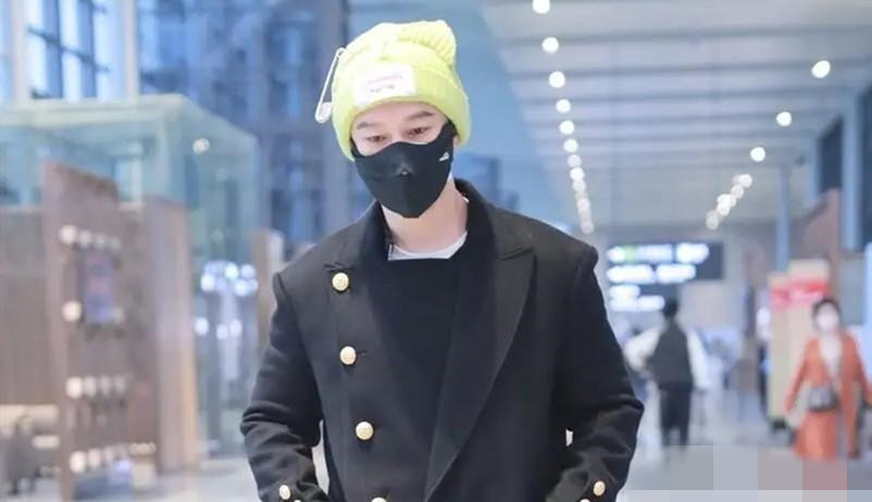 黄晓明|黄晓明亮相一身行头被嘲像小矮人,跟baby离婚他又回到自己的怪圈