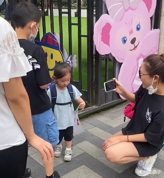 陈小春|陈小春儿子们的不同风格，大儿子气质酷似亲爸，小儿子男身女扮