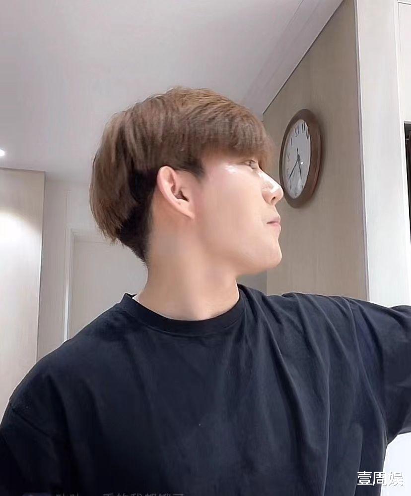 董宇辉|陈华直播炫耀厨艺,对着镜头大口吃肉,不理4岁女儿被网友吐槽