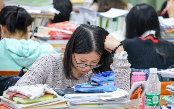 大学生|“不好意思，我们不招35岁以上的”，研究生应聘被拒，引发热议