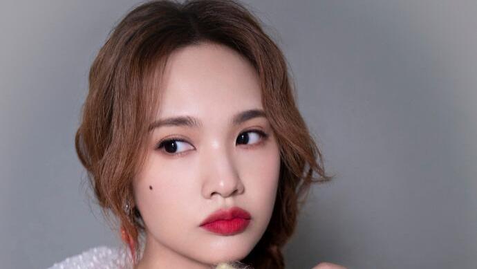 杨丞琳|杨丞琳挺懂时尚，“奶奶衫”也能穿出少女感，真俏皮