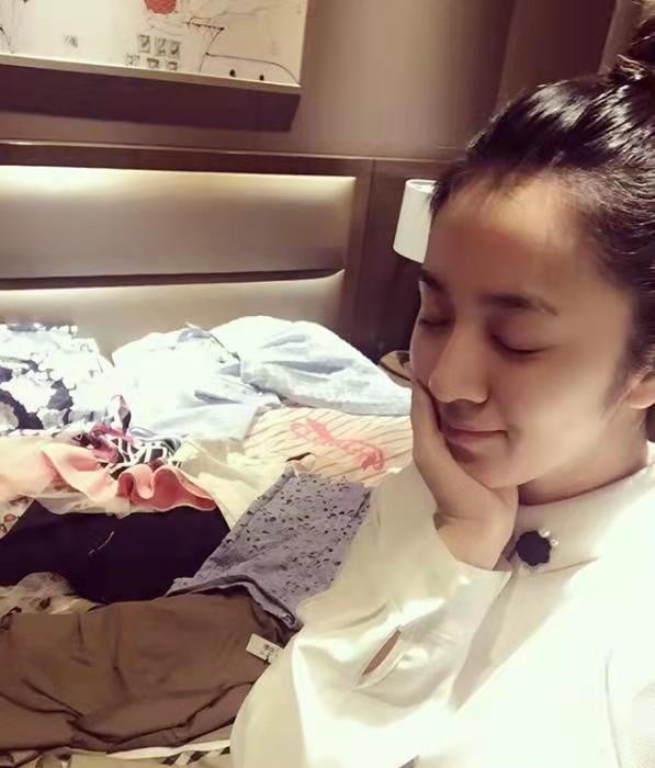 带你看看王晓晨住的豪宅,卧室大床堆满衣服,平时几乎很少收拾