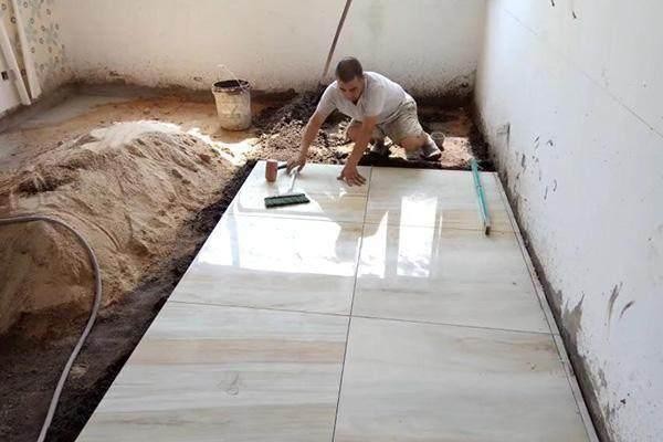 不是我“崇洋媚外”，同样是贴瓷砖，德国工人做得真的比我们好