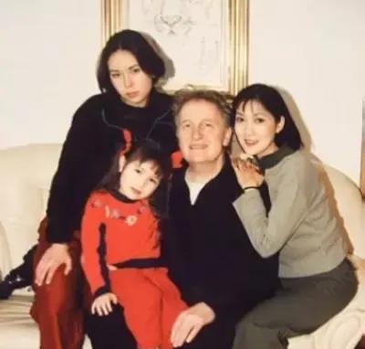 沈丹萍|沈丹萍把“离婚”挂在嘴边，脾气暴躁，却被外籍老公当“女儿”宠