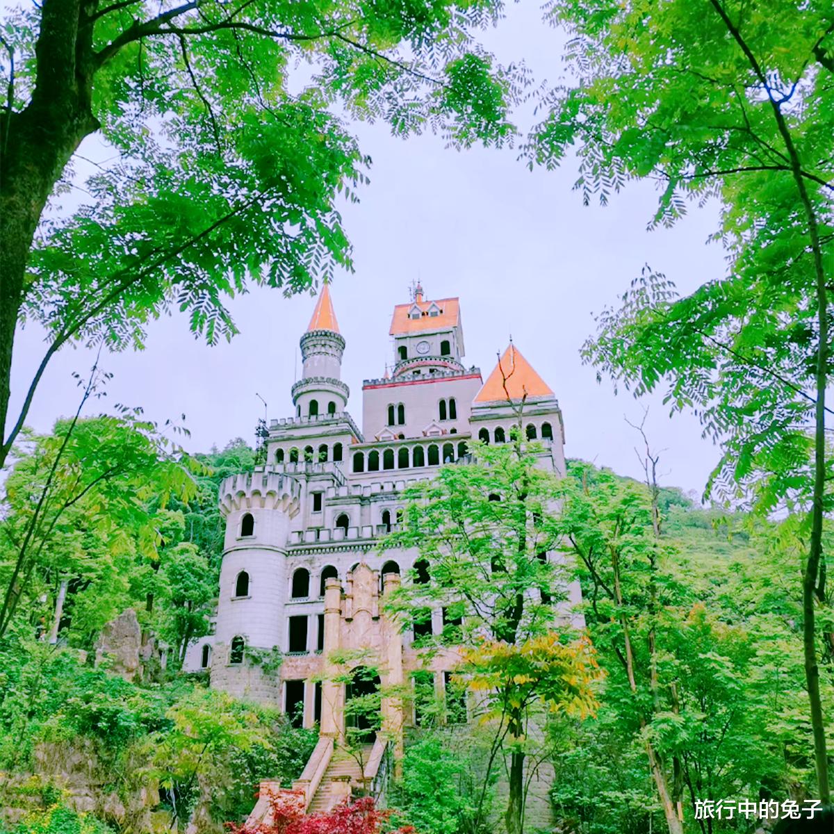 重庆耗资2亿的城堡,欧式风格明显,却沦为了烂尾楼