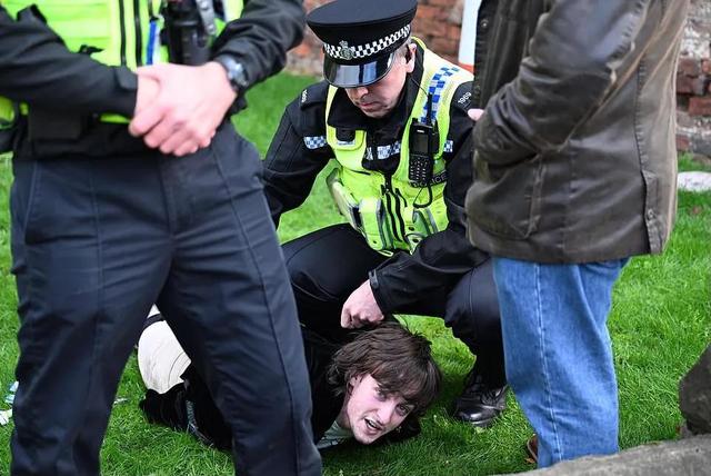 英国国王夫妇被扔鸡蛋,示威者已被拘捕,查尔斯则面无表情