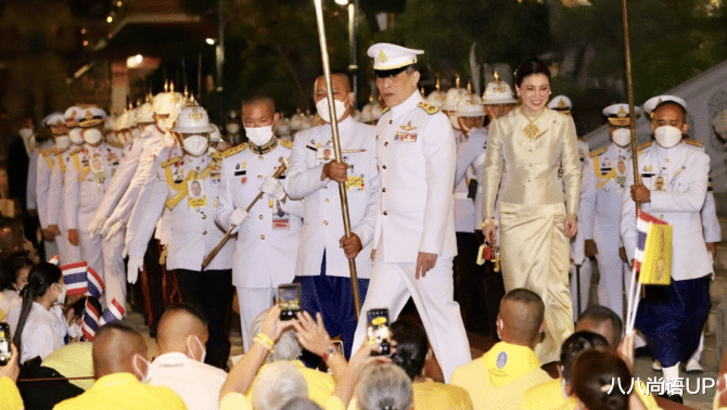 诗妮娜|苏提达以正妻自居，独自陪伴老公为玉佛换装，85后诗妮娜又没出镜