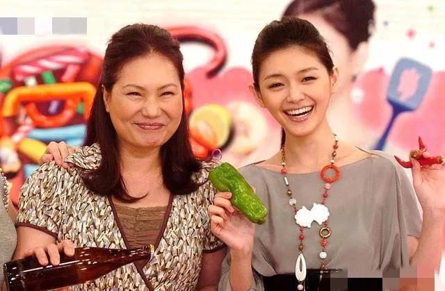 张婧仪|网传大s妈妈心虚了,过去照片引来猜测,网友真是过分了