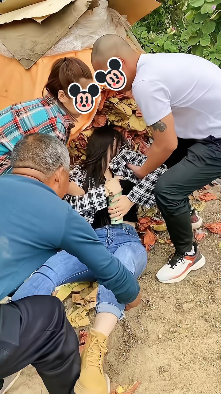 女子不请自来,参加前男友婚宴,喝醉酒后父母开三轮车来接她回家