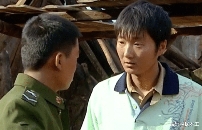 董洁|王大治现身吃路边摊!头发凌乱胡碴多像乞丐,网友:董洁眼光独特