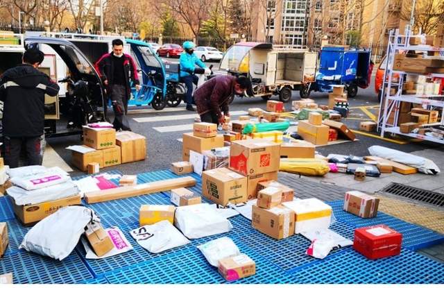 京东|华尔街唱空，唯品会京东逆势回购，互联网反击来了？