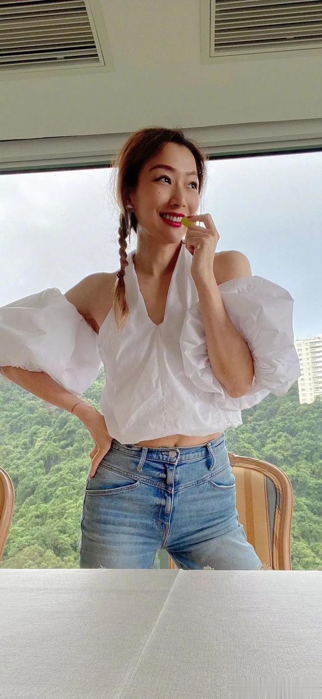 李佳琦 被50岁的她，靓到了