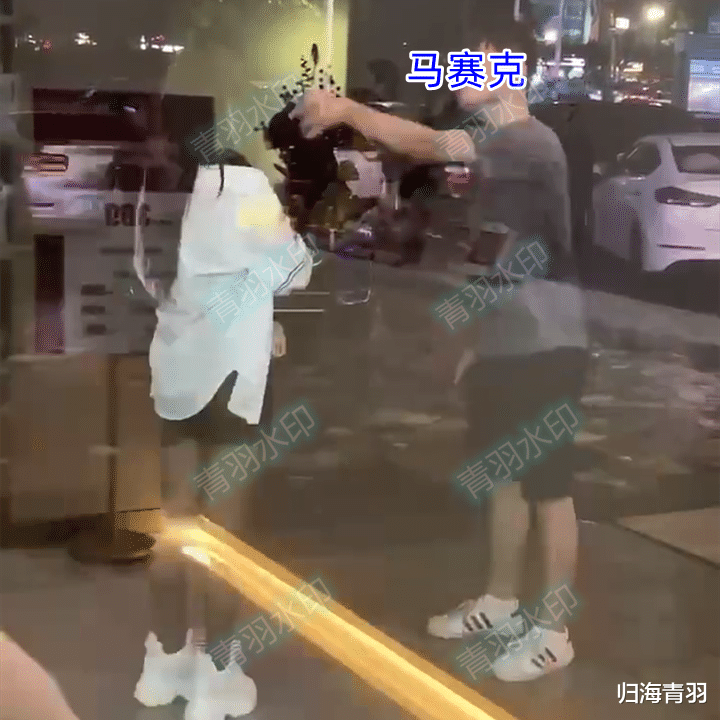 为什么要让我一个人过七夕?小伙在街头对女孩大喊,随后怒摔手机