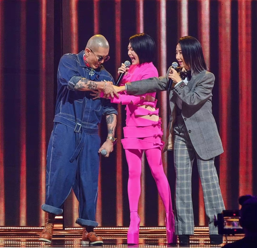 具俊晔|红气养人!具俊晔与陶晶莹后台合影曝光,同样52岁却像两代人