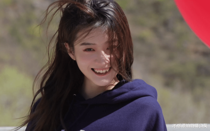 张雪迎|张雪迎现身拍摄,心情未受胡辣汤旧事影响,一口牙参差不齐太抢镜