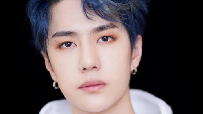 张兰|王一博现身乌镇戏剧节，绿衣黑帽圆脑袋，亲自背重重的行李包办理入住惹心疼