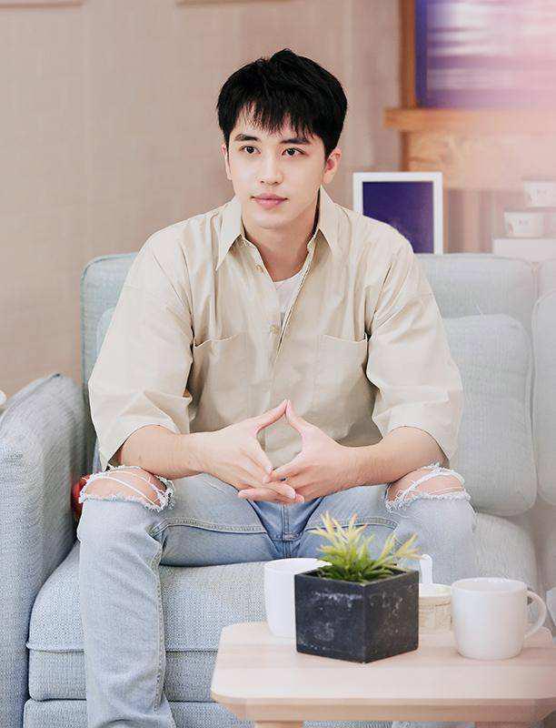 许魏洲|许魏洲带妻子逛环球影城视频曝光,被质疑摆拍,网友:演得不错