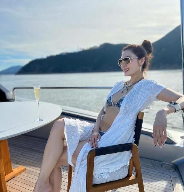 李嘉欣|李嘉欣病后首晒泳装,衣服过于清凉被批:许晋亨见了怎么想