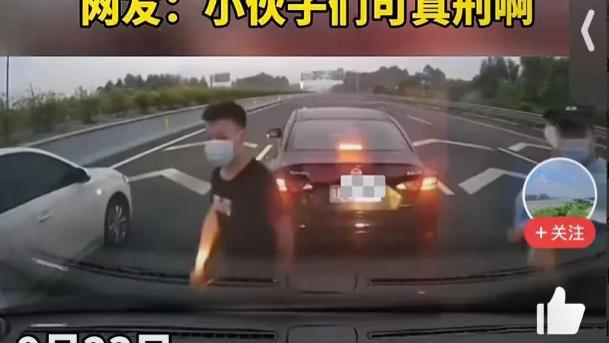 广东佛山，某高速路上，一名货车司机正驾车行驶