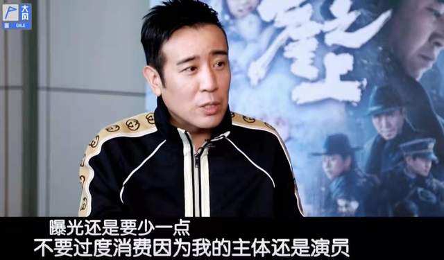 于和伟|50岁于和伟豪宅内健身！穿背心大秀健硕肌肉，浑身是汗脸部通红