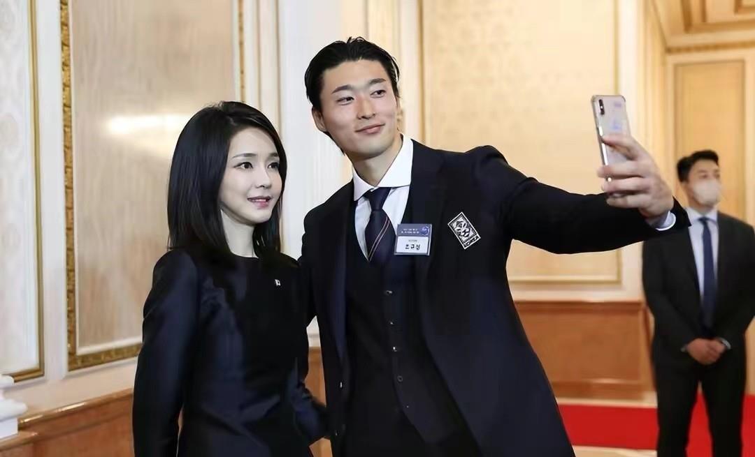 小黑裙 韩国总统夫妇为国足设宴！美貌夫人穿小黑裙又惊艳了，为孙兴憨敬酒