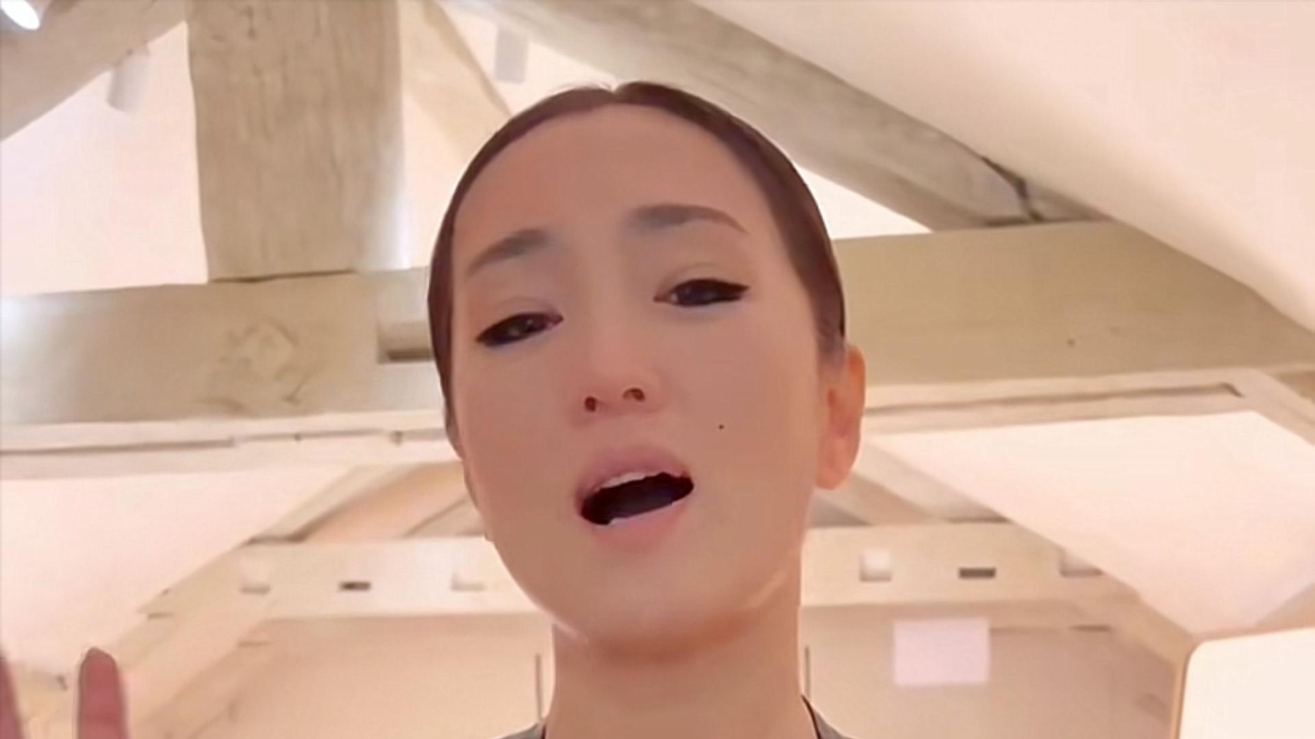 王鸥|向太直播首秀获众星祝福，56岁巩俐神采飞扬，自称要搬小板凳观看