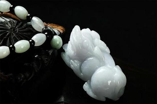 翡翠|翡翠需要上蜡吗?上过蜡的翡翠,都有哪些好处呢?