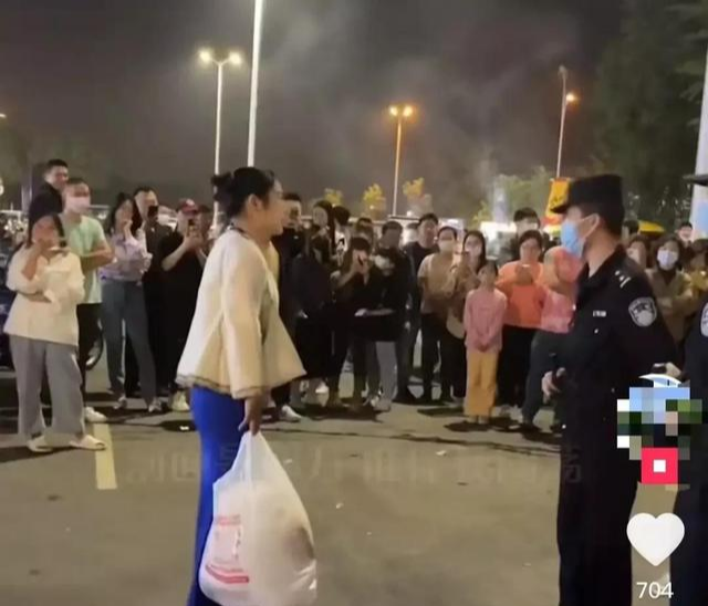 女子卖柠檬茶身材太好被举报,她回应:都包住没露,只是身材突出