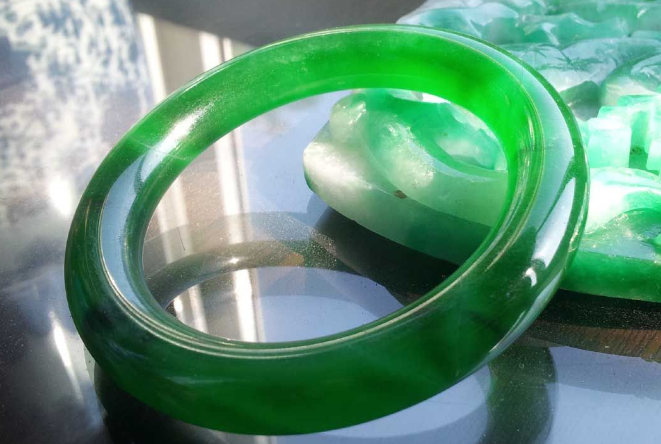 翡翠|不要买到鸡蛋壳翡翠,这样的饰品不仅没价值,而且弱不禁风