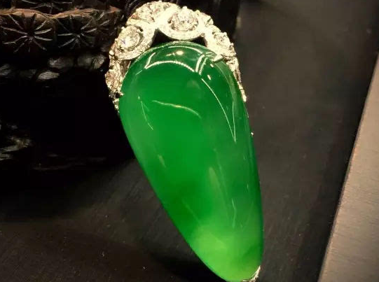 雕刻|都说翡翠不需要雕刻，但是玉不琢不成器，简单的修饰更会凸显价值