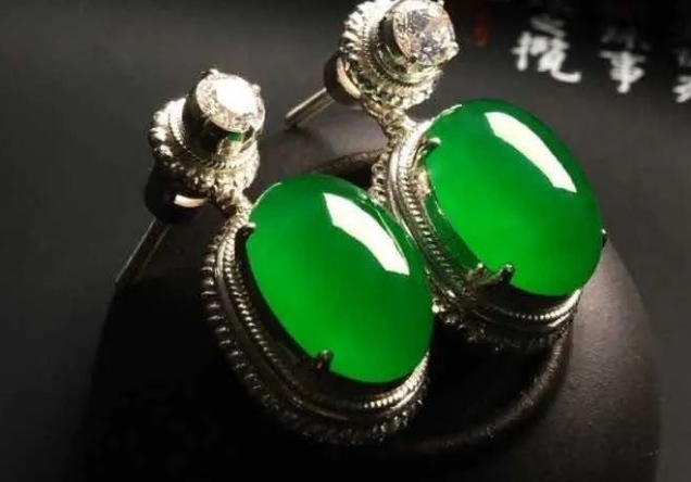 翡翠|一颗蛋面凭什么这么贵？这才是真正的，色差一分价差10倍